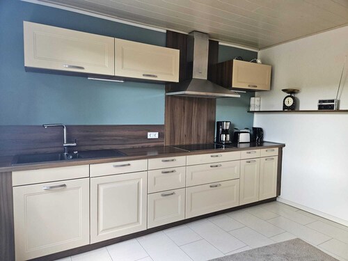 Ferienhaus Windschief direkt hinterm Deich mit großem Garten, WLAN, Kamin