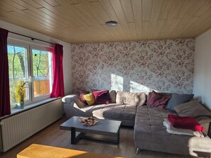 Smart-tv, eldstad, dvd-spelare och bordsfotboll