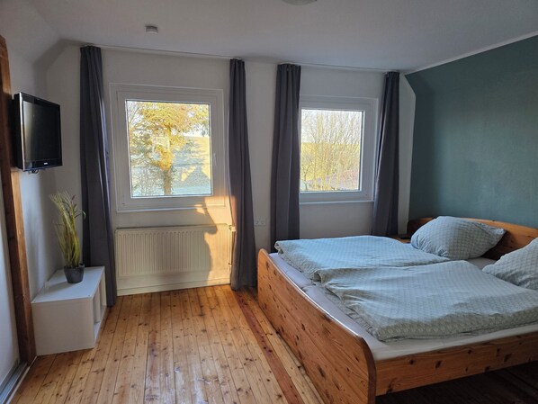 2 bedrooms, travel crib, free WiFi, bed sheets