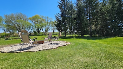Relaxing Spacious farmhouse with fire-pit and family friendly amenities