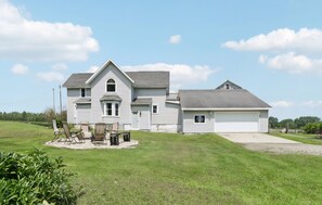 Exterior - Relaxing Spacious farmhouse with fire-pit and family friendly amenities (Reeseville)