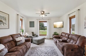 Smart TV, fireplace, ping pong, books - Relaxing Spacious farmhouse with fire-pit and family friendly amenities (Reeseville)
