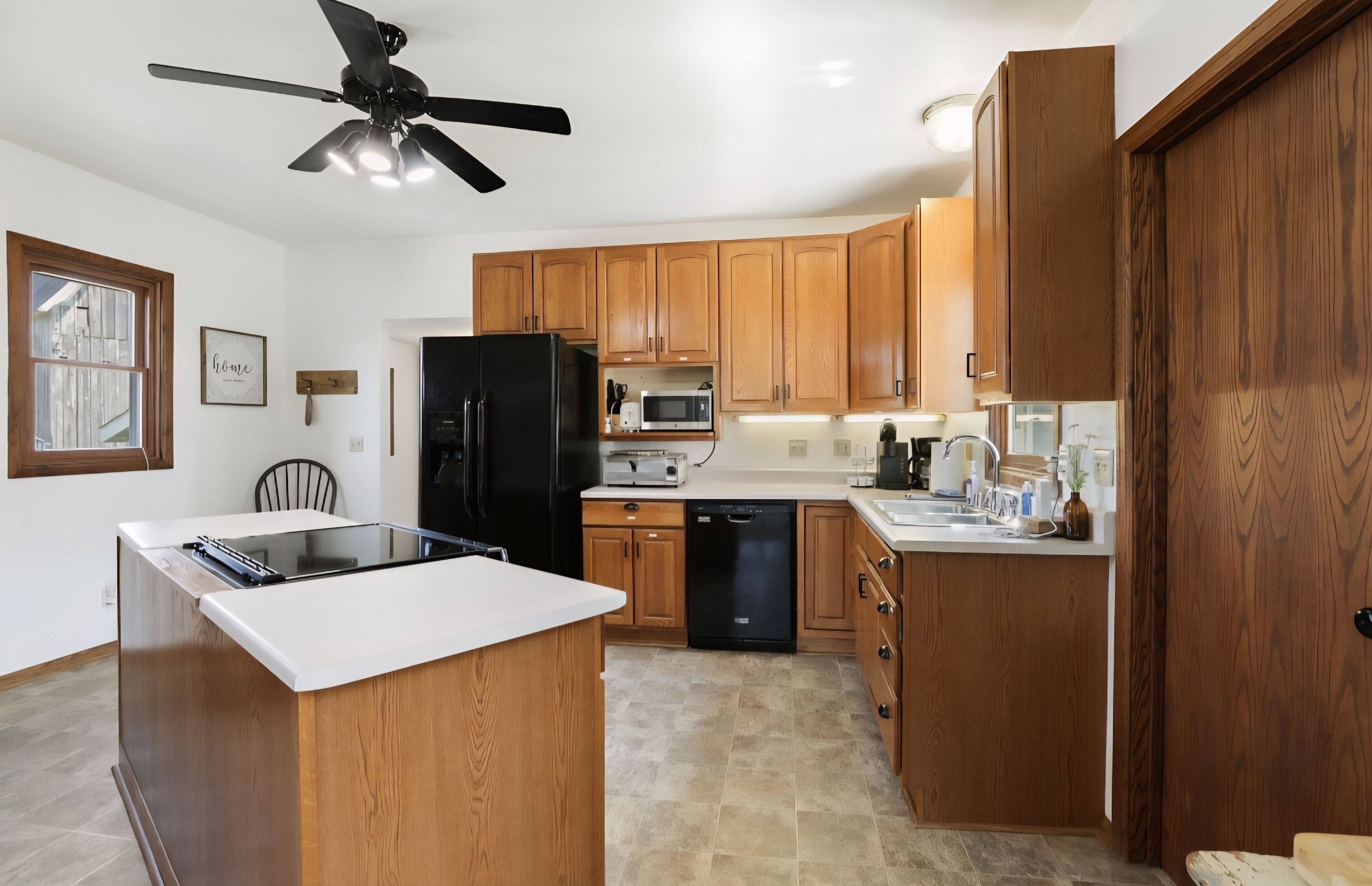 Kylskåp, mikrovågsugn, ugn och spishäll