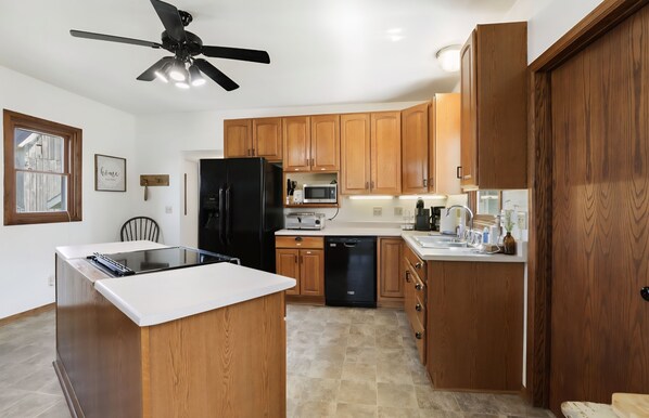 Kühlschrank, Mikrowelle, Ofen, Herdplatte