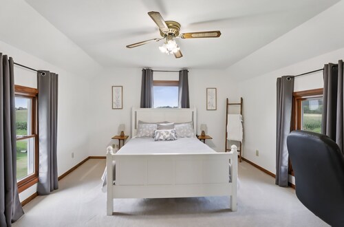 Relaxing Spacious farmhouse with fire-pit and family friendly amenities 