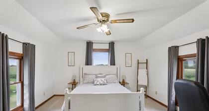 Relaxing Spacious farmhouse with fire-pit and family friendly amenities