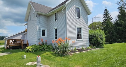 Relaxing Spacious farmhouse with fire-pit and family friendly amenities