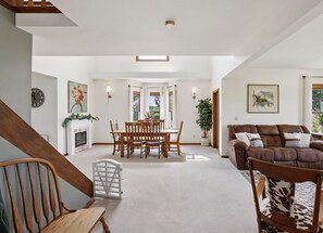 TV connectée, cheminée, table de tennis de table, livres