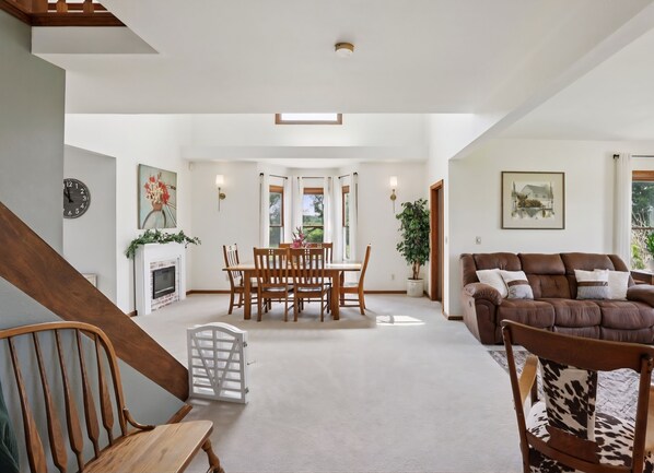 Smart TV, fireplace, ping pong, books - Relaxing Spacious farmhouse with fire-pit and family friendly amenities (Reeseville)