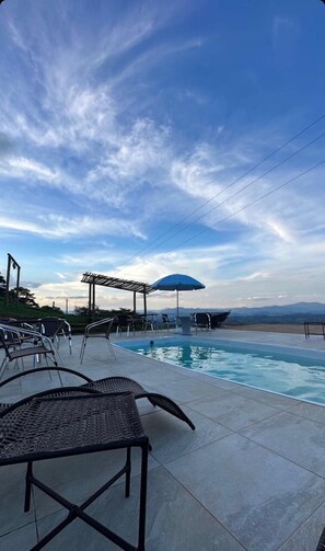 Outdoor pool, open 9:00 AM to 8:00 PM, pool umbrellas, sun loungers - Pousada Alto da Serra (Valenca)