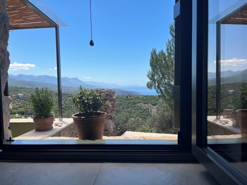 Detached comfortable stone house with wonderful views 10 min from the sea