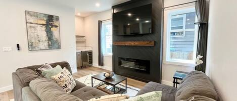 Smart TV, fireplace