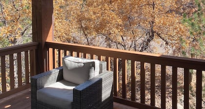 Family friendly 🐻 Lazy Bear Lodge 🐻 20 guests 🌲Walk to Woodland Lake 🌲