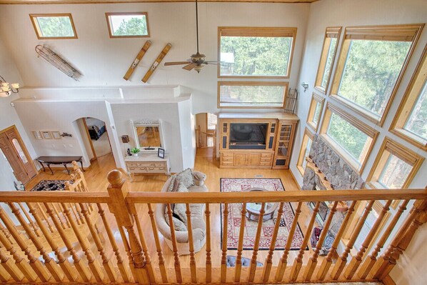 Smart TV, fireplace, DVD player, table football - Family friendly 🐻 Lazy Bear Lodge 🐻 20 guests 🌲Walk  to Woodland Lake 🌲 (Pinetop-Lakeside)