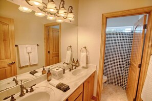 Jetted bath, hair dryer, towels, soap - Family friendly 🐻 Lazy Bear Lodge 🐻 20 guests 🌲Walk  to Woodland Lake 🌲 (Pinetop-Lakeside)