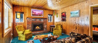 Funky & Fun 3-bedroom house in Idyllwild-Pine Cove with Hot Tub & EV Charger
