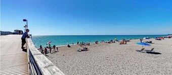 Beach Front View 2 Bed, 2 Bath, Condo with AC & WiFi in Fabulous Venice!