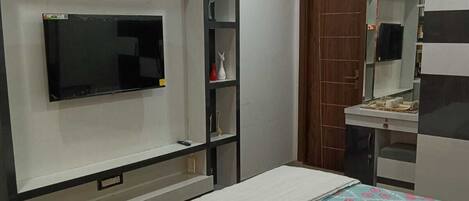 1 bedroom, in-room safe, iron/ironing board, free WiFi