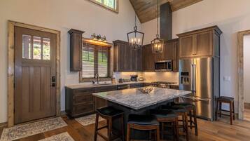 Cabaña, varias camas, hidromasaje, vista a la montaña (On Mountain Time at Eagles Nest) | Cocina privada | Refrigerador, microondas, horno y parrilla de estufa