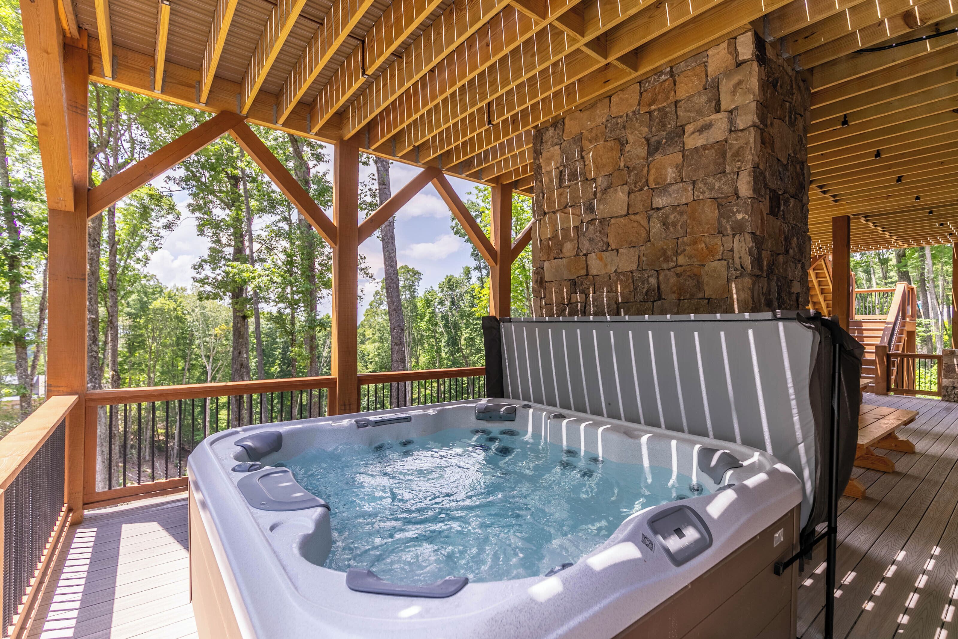 Cabaña, varias camas, hidromasaje, vista a la montaña (On Mountain Time at Eagles Nest) | Tina de hidromasaje al aire libre