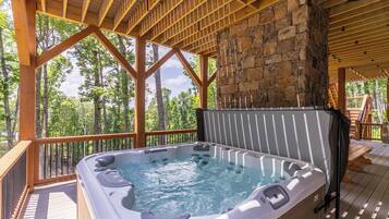 Cabaña, varias camas, hidromasaje, vista a la montaña (On Mountain Time at Eagles Nest) | Tina de hidromasaje al aire libre