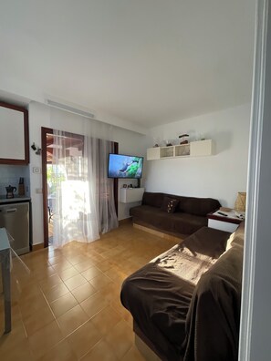 Smart TV, stereo - Bungalow con Césped Privado y Piscina de Agua Salada. En Maspalomas, GC! (San Bartolomé de Tirajana)