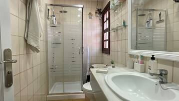 Douche, sĂšche-cheveux, serviettes fournies, savon