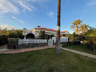 Bungalow con Césped Privado y Piscina de Agua Salada. En Maspalomas, GC!
