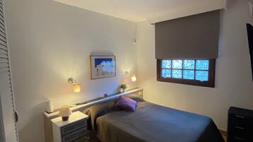 1 slaapkamer, een bureau, een strijkplank/strijkijzer, wifi