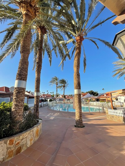 Bungalow con Césped Privado y Piscina de Agua Salada. En Maspalomas, GC!