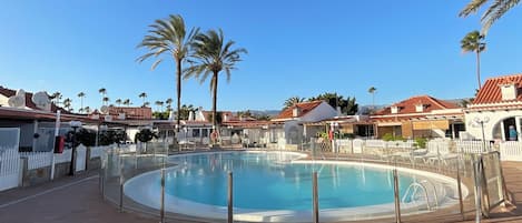 Utomhuspool och uppvärmd pool