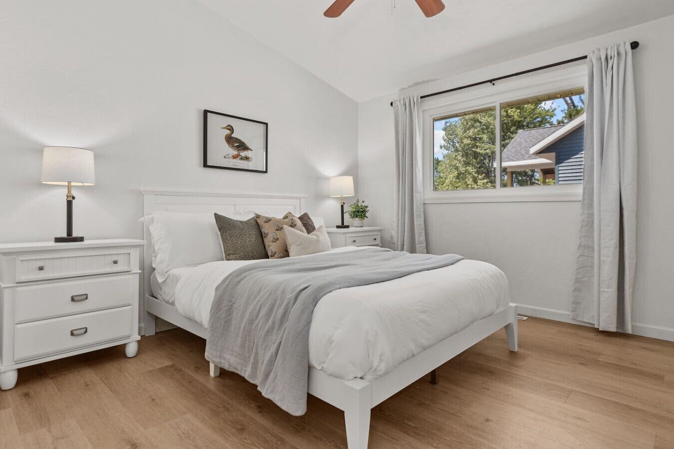 3 habitaciones, escritorio y tabla de planchar con plancha 