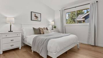 3 habitaciones, escritorio y tabla de planchar con plancha