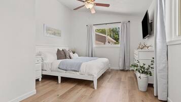 3 Schlafzimmer, Schreibtisch, Bügeleisen/Bügelbrett, Reisekinderbett