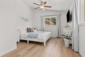 3 Schlafzimmer, Schreibtisch, Bügeleisen/Bügelbrett, Reisekinderbett