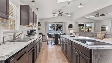 Frigorífico, microondas, horno y placa de cocina