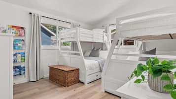 3 slaapkamers, een bureau, een strijkplank/strijkijzer, reisbedje