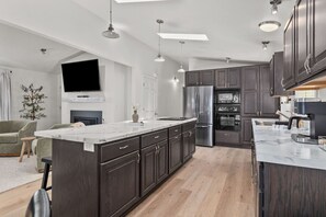 Fridge, microwave, oven, stovetop - LAKE FRONT! Kayaks&Paddleboards (Cecil)