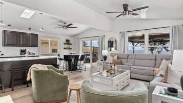 Een smart-tv, een open haard en boeken