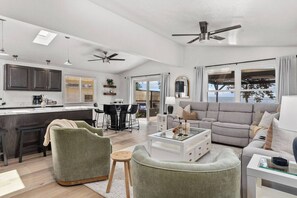 Smart TV, fireplace, books - LAKE FRONT! Kayaks&Paddleboards (Cecil)