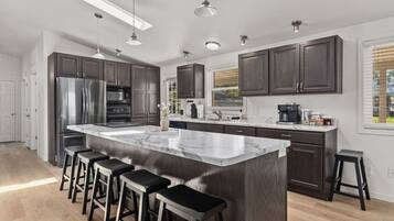 Frigorífico, microondas, horno y placa de cocina