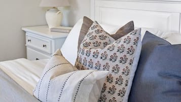 3 bedrooms, desk, iron/ironing board, travel crib