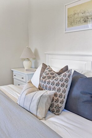 3 bedrooms, desk, iron/ironing board, travel crib