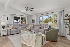 Smart TV, fireplace - LAKE FRONT! Kayaks&Paddleboards (Cecil)