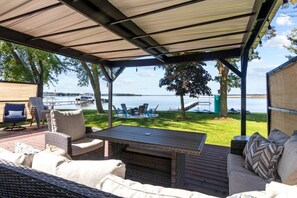 Outdoor dining - LAKE FRONT! Kayaks&Paddleboards (Cecil)