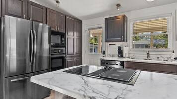 Jääkaappi, mikroaaltouuni, uuni, liesi