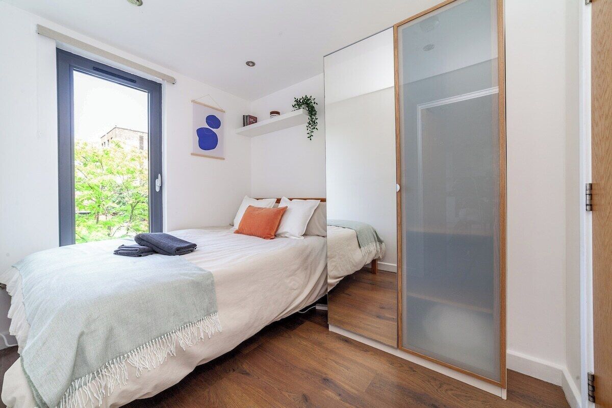 3 bedrooms, iron/ironing board, internet, bed sheets