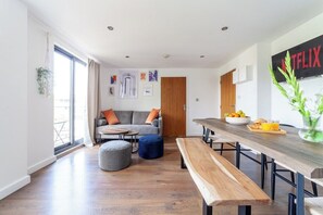 Dining - 3 Bed 3 Bathrooms Modern Bright Flat, Hackney (Greater London)