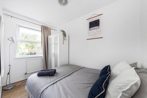 3 bedrooms, iron/ironing board, internet, bed sheets - 3-Bed Stylish Garden House, Haggerston, Parking (Greater London)