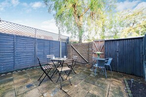 Outdoor dining - 3-Bed Stylish Garden House, Haggerston, Parking (Greater London)